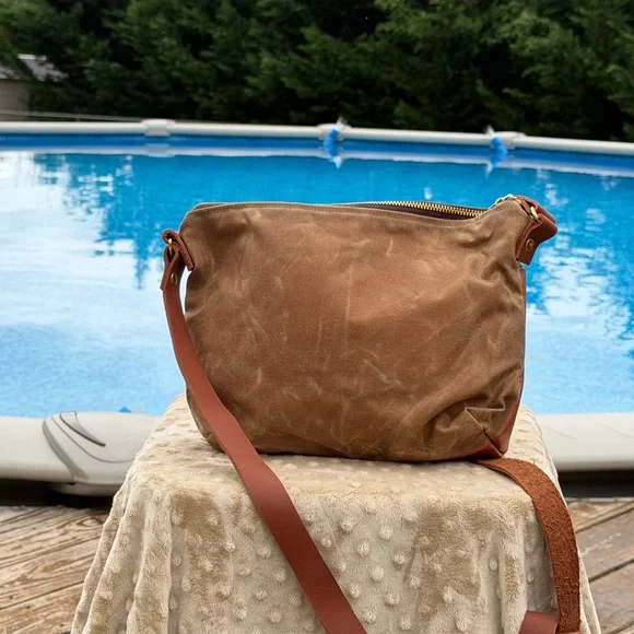 Leather Crossbody Bag in Tan - Classic Everyday Shoulder Bag - Picture 6 of 7